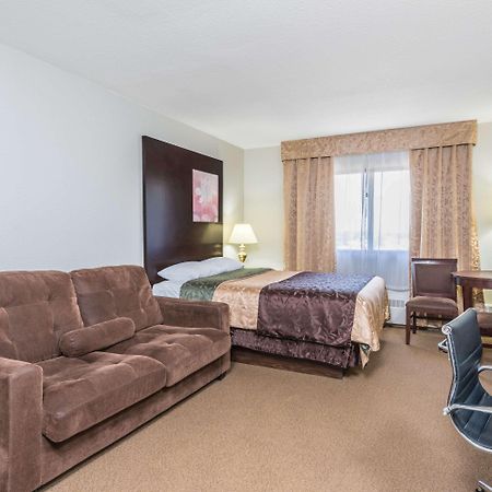 Super 8 By Wyndham Innisfail Экстерьер фото