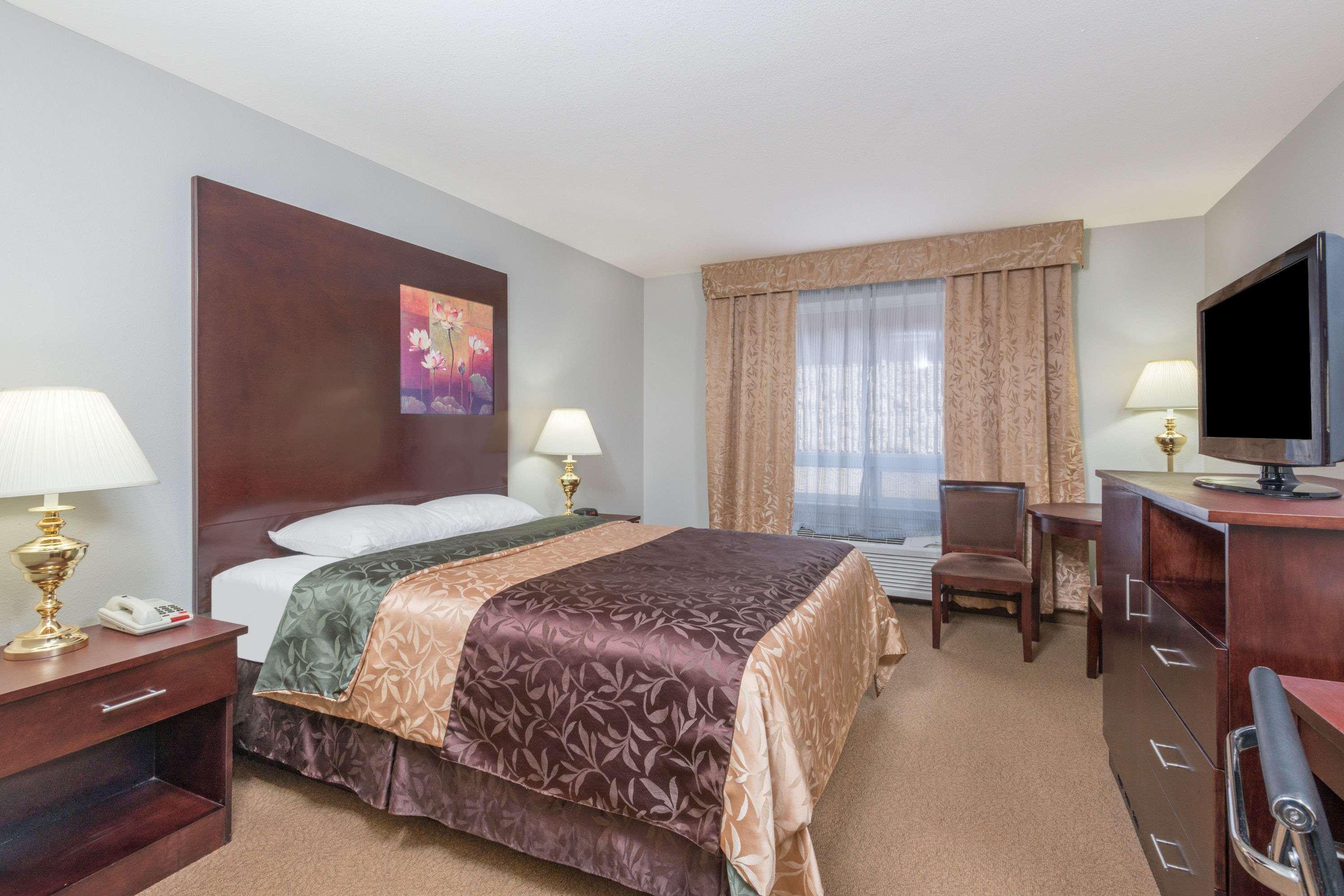 Super 8 By Wyndham Innisfail Экстерьер фото