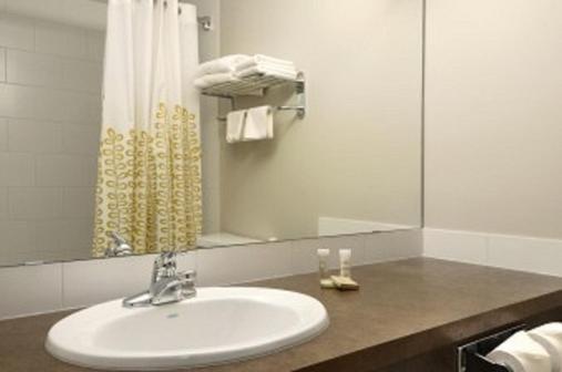 Super 8 By Wyndham Innisfail Экстерьер фото